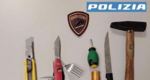 Monza, la Polizia di Stato arresta uno straniero di 27 anni dopo una fuga in moto: portava con sé stupefacente e oggetti per l’offesa